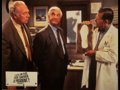 Y A-T-IL UN FLIC POUR SAUVER LE PRESIDENT - THE NAKED GUN